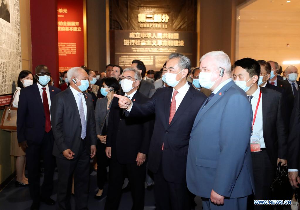 Diplomats visit CPC museum with Chinese foreign minister
