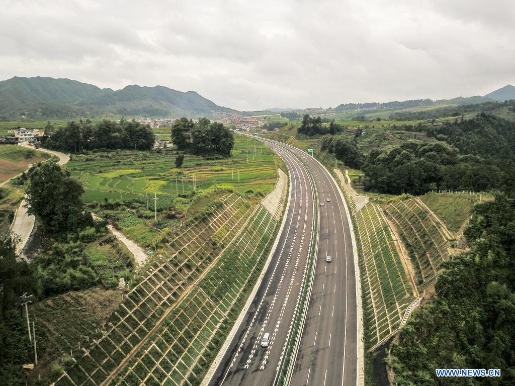 Duyun-Anshun expressway in Guizhou put into operation