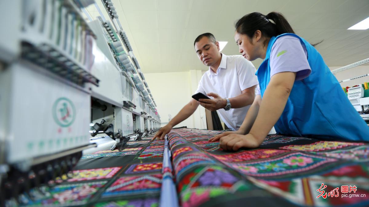 Embroidery workshop helps local poverty alleviation in SW China's Guizhou