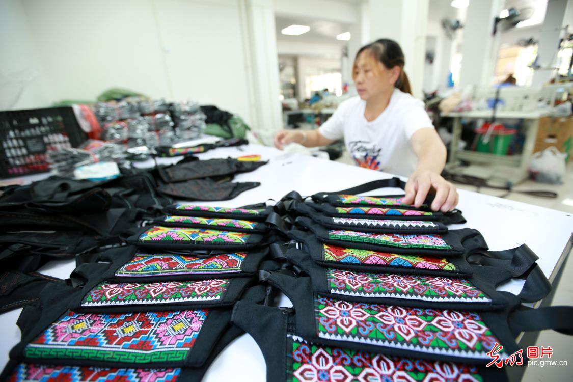 Embroidery workshop helps local poverty alleviation in SW China's Guizhou