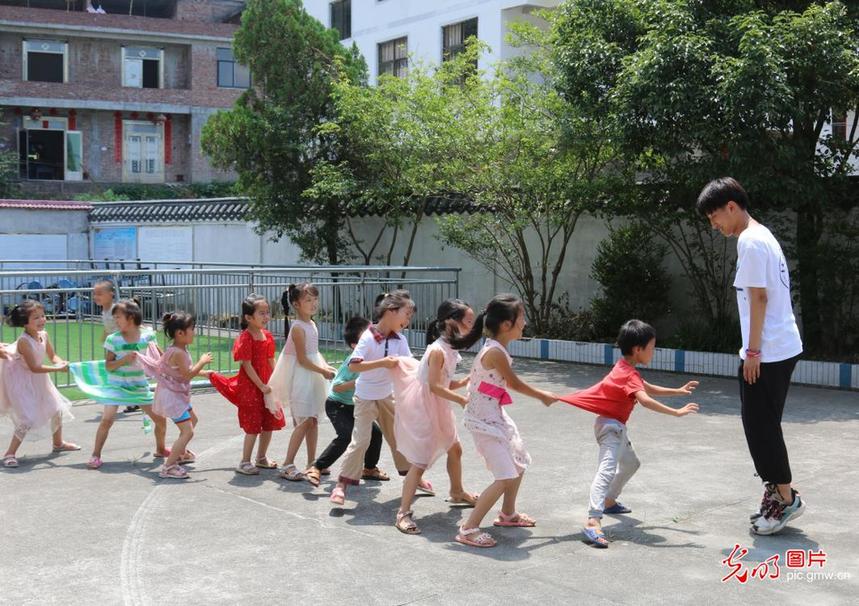 Rural education supported by volunteers in E China's Jiangsu
