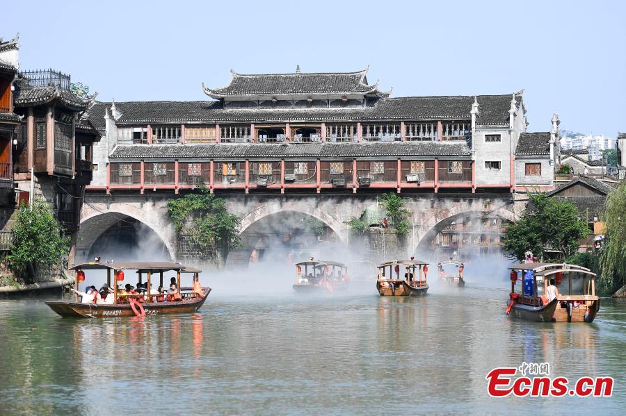 Fenghuang Ancient City in Hunan makes man-made mist for tourists