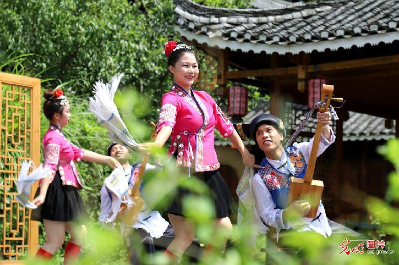 Ethnic tourism booming in C China's Hunan