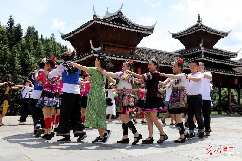 Ethnic tourism booming in C China's Hunan