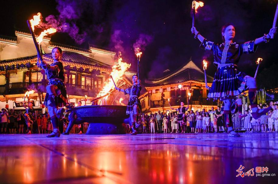 Night shows staged in C China's ancient city