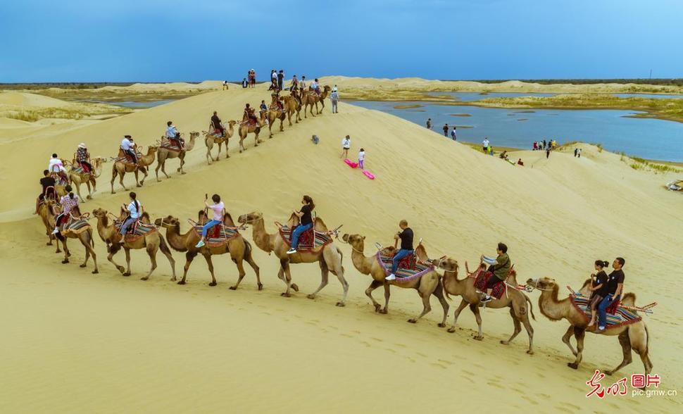Desert tourism heats up in NW China's Xinjiang