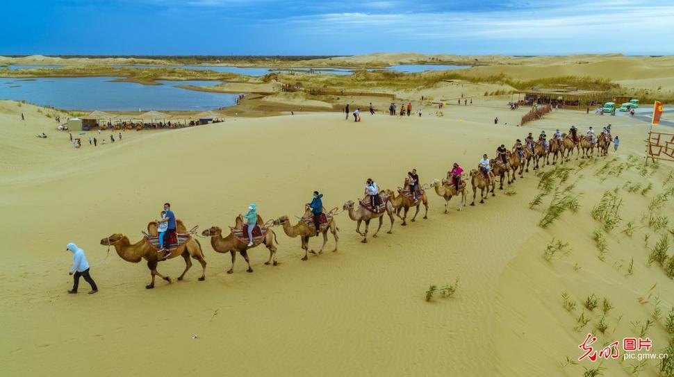 Desert tourism heats up in NW China's Xinjiang