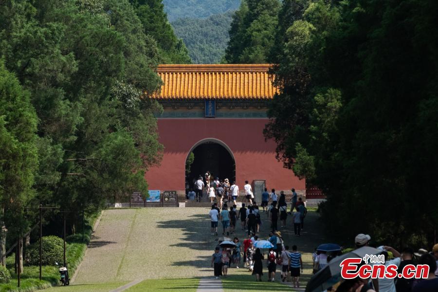World heritage Ming Xiaoling Mausoleum attracts visitors to Jiangsu