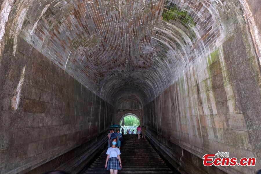 World heritage Ming Xiaoling Mausoleum attracts visitors to Jiangsu