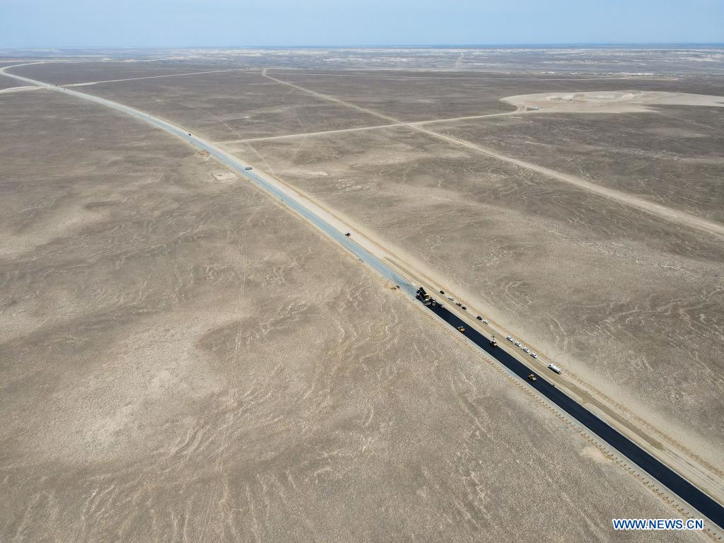 Construction of first cross-desert expressway in Xinjiang proceeds smoothly