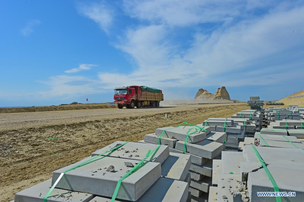 Construction of first cross-desert expressway in Xinjiang proceeds smoothly