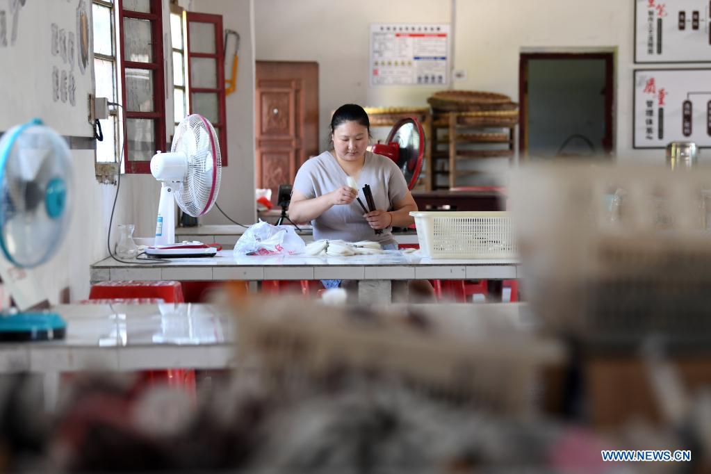 Xuan ink brush making industry boosts local economy in Jingxian, Anhui