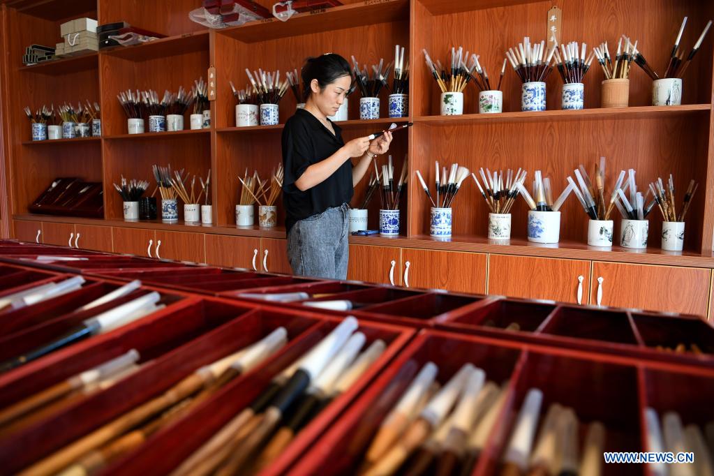 Xuan ink brush making industry boosts local economy in Jingxian, Anhui