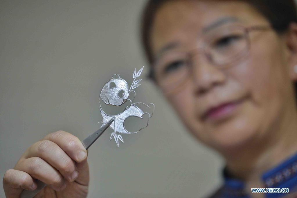 Pic story: inheritor of Chengdu filamentary silver hovering art