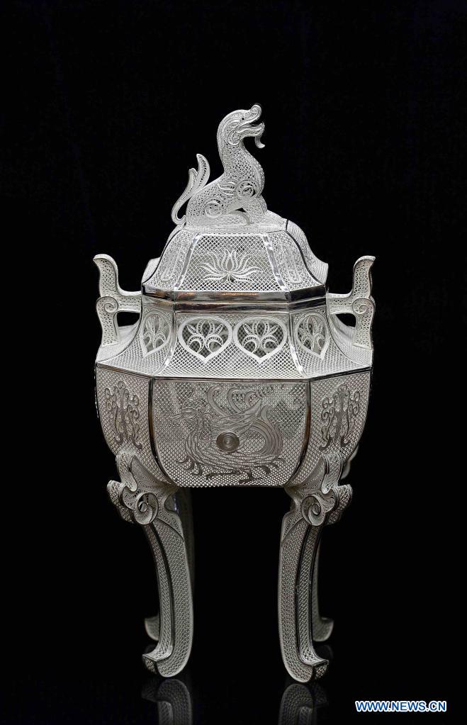Pic story: inheritor of Chengdu filamentary silver hovering art