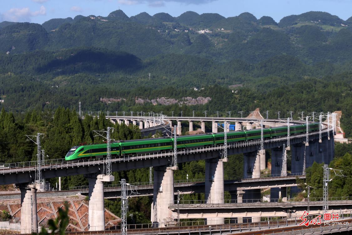 Fuxing highspeed train put into service from SW China's Sichuan to C China's Hunan