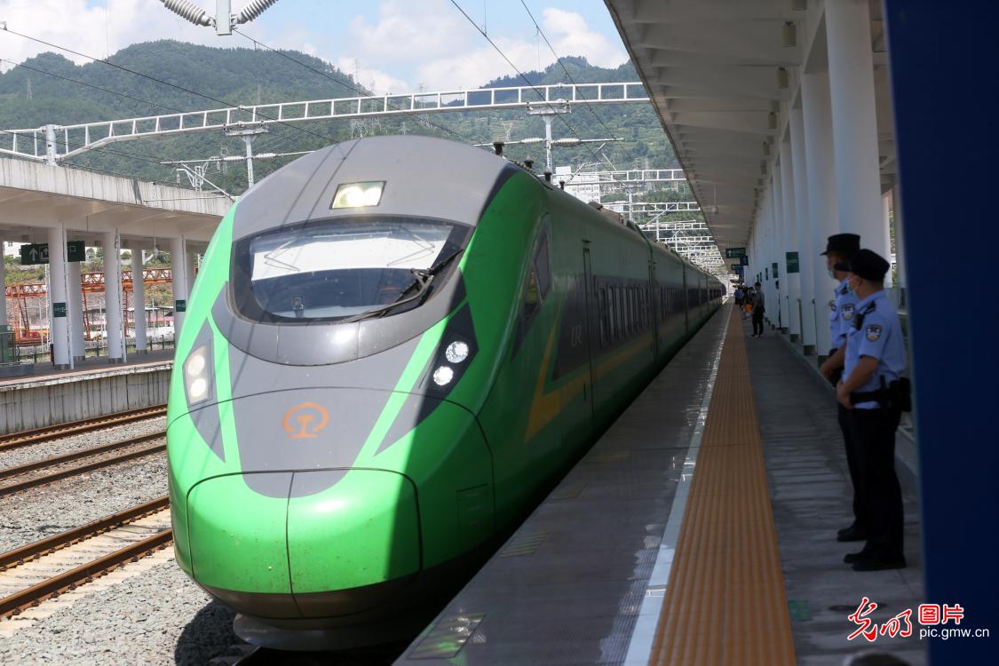 Fuxing highspeed train put into service from SW China's Sichuan to C China's Hunan