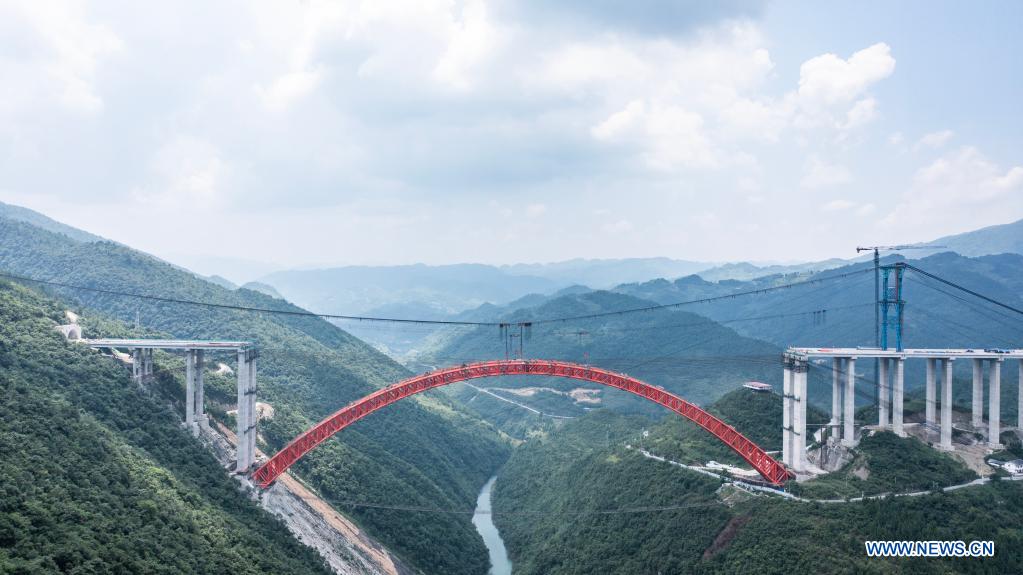 Main arch of Dafaqu grand bridge of Renhuai-Zunyi expressway closes