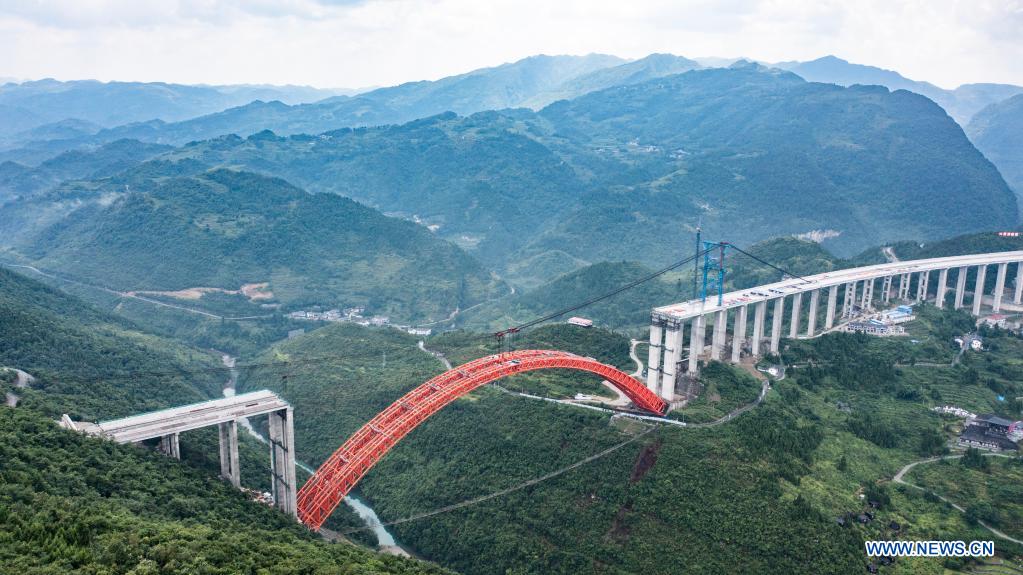 Main arch of Dafaqu grand bridge of Renhuai-Zunyi expressway closes