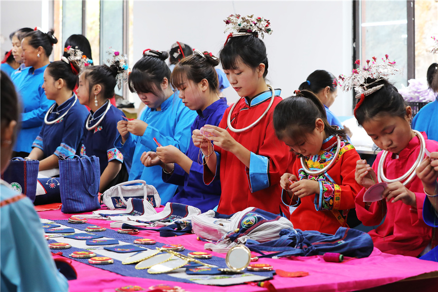 Guizhou teens learn cultural heritage during summer break