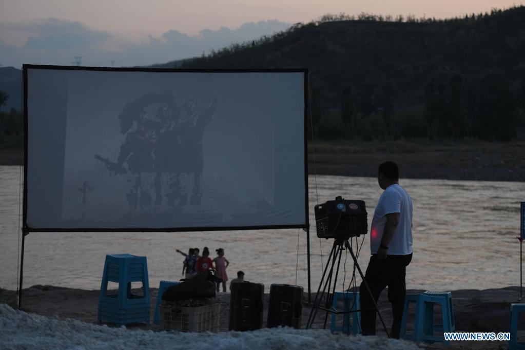 Pic story of movie projection team in Gaojiayan Village, Shanxi