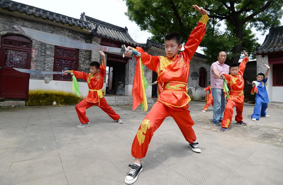 Children on vacation learn martial arts