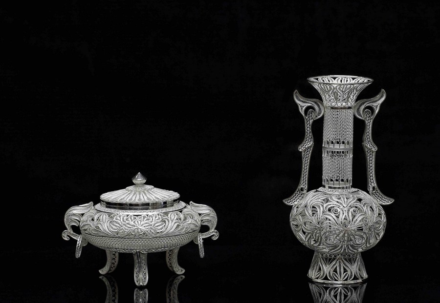 Chengdu filamentary silver hovering art inheritor in SW China's Sichuan