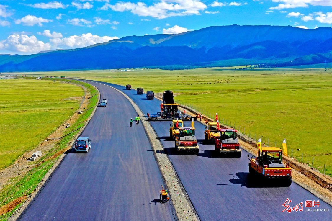 Construction of main part of National Highway G575 in NW China's Xinjiang completed