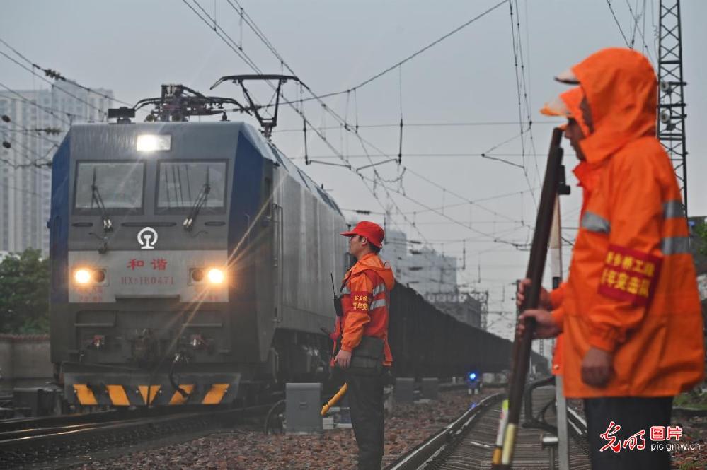 Rail inspection to ensure safe travels in C China’s Henan
