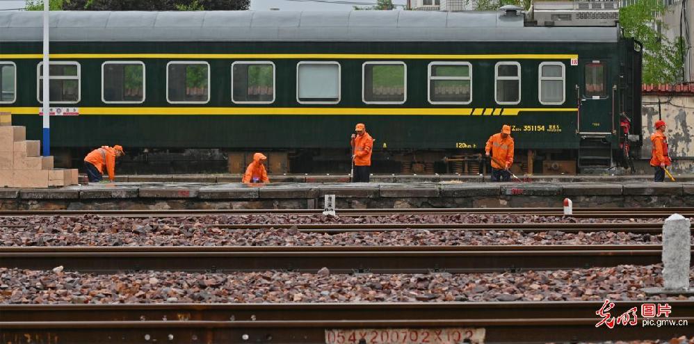 Rail inspection to ensure safe travels in C China’s Henan