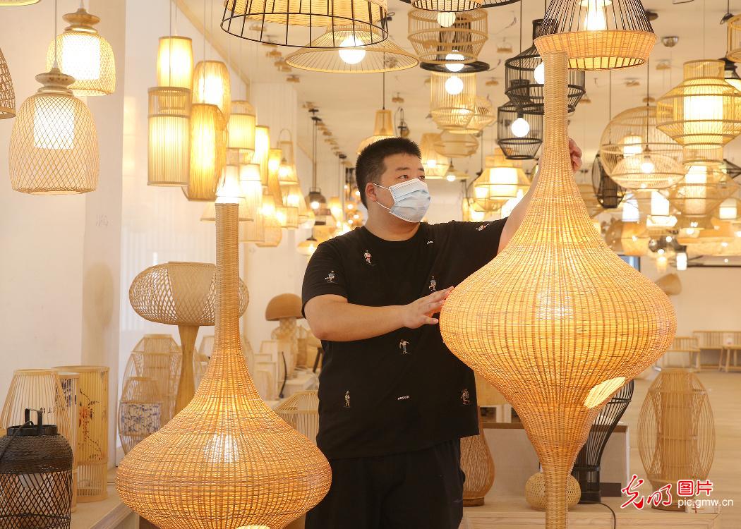 Cultural creative bamboo lamps in E China's Zhejiang welcome by foreign customers