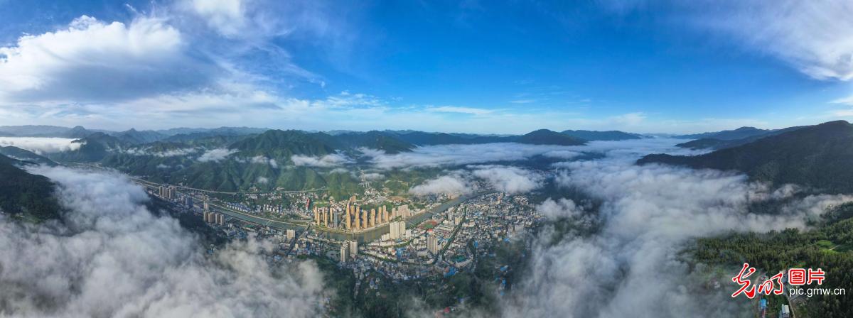 Sea of clouds overlooks Jingshan Mountain, as the mountain city emerges