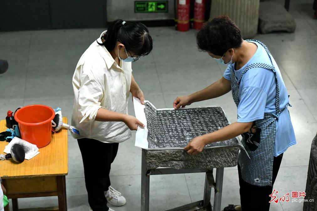 Traditional stone rubbing seen in N China’s Henan