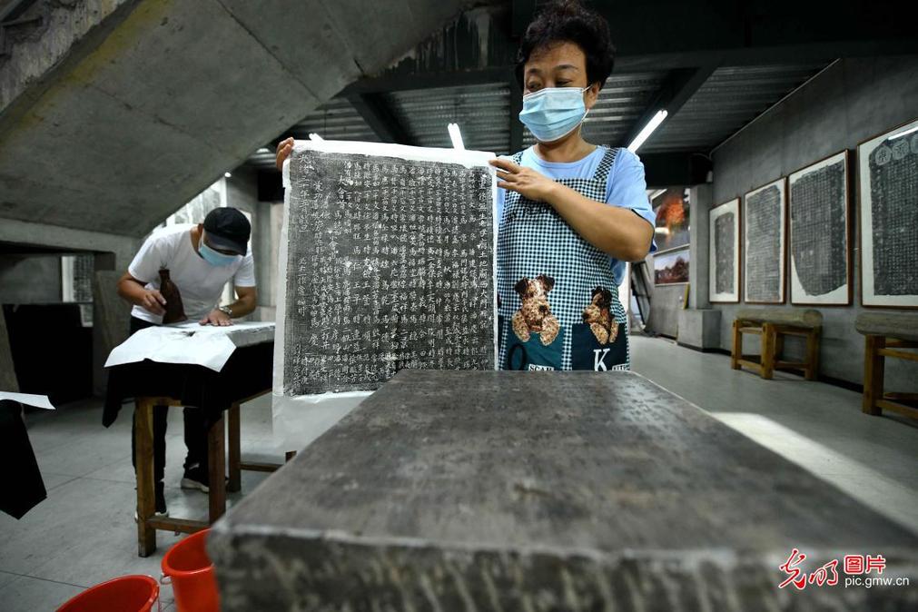 Traditional stone rubbing seen in N China’s Henan