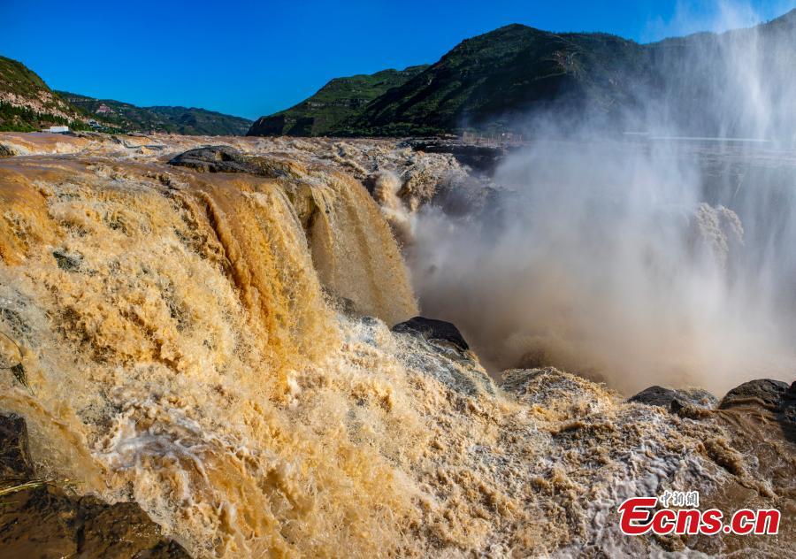 Hukou Waterfall roars into early autumn