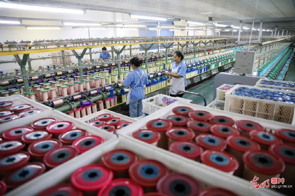 Silk work production at full capacity in C China’s Chongqing