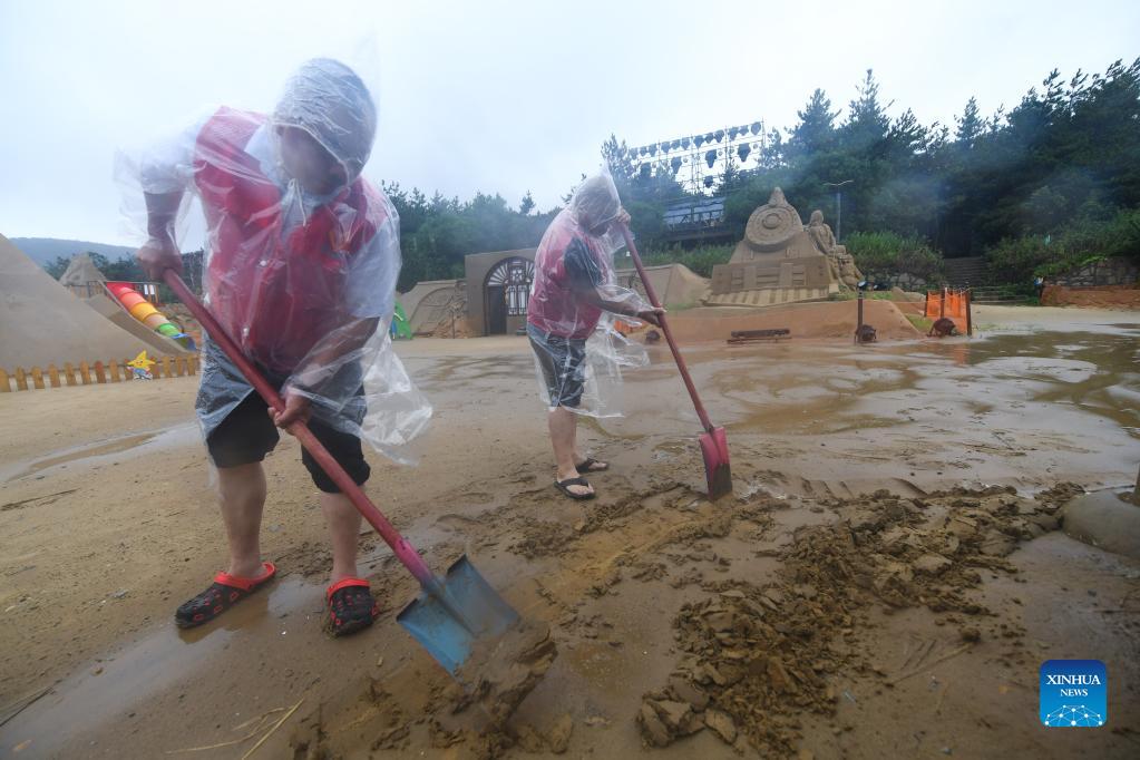 Disaster relief work underway in China's Zhoushan as Typhoon Chanthu weakens