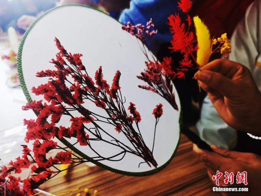 People with disabilities make traditional moon-shaped fans symbolizing reunion in Qinghai