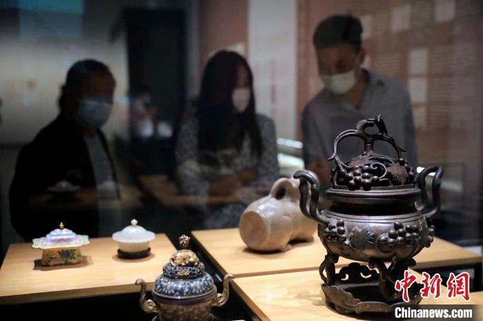 Exhibition featuring traditional Chinese medicine relics kicks off in Chengdu