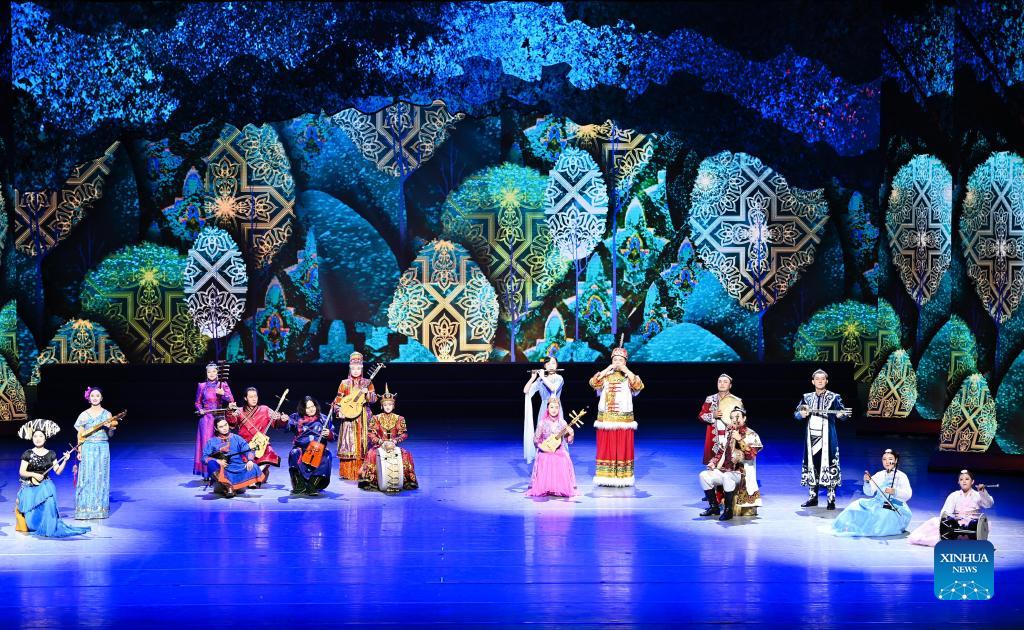Sixth ethnic minority art festival concludes in Beijing
