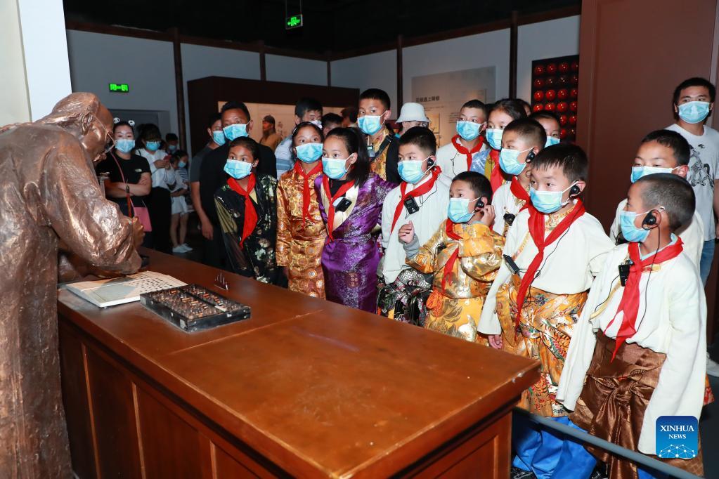 Tibetan students on study tour in Chengdu, Sichuan