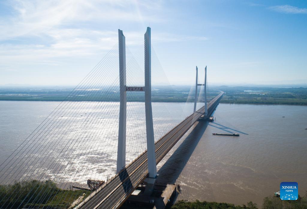 Two new bridges over Yangtze River open to traffic