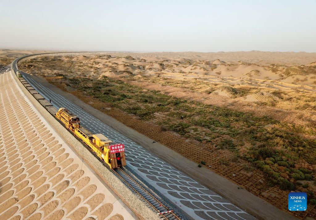 China Focus: Track-laying work completed for major railway in China's Xinjiang