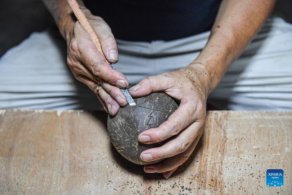Pic story: representative inheritor of Hainan coconut carving