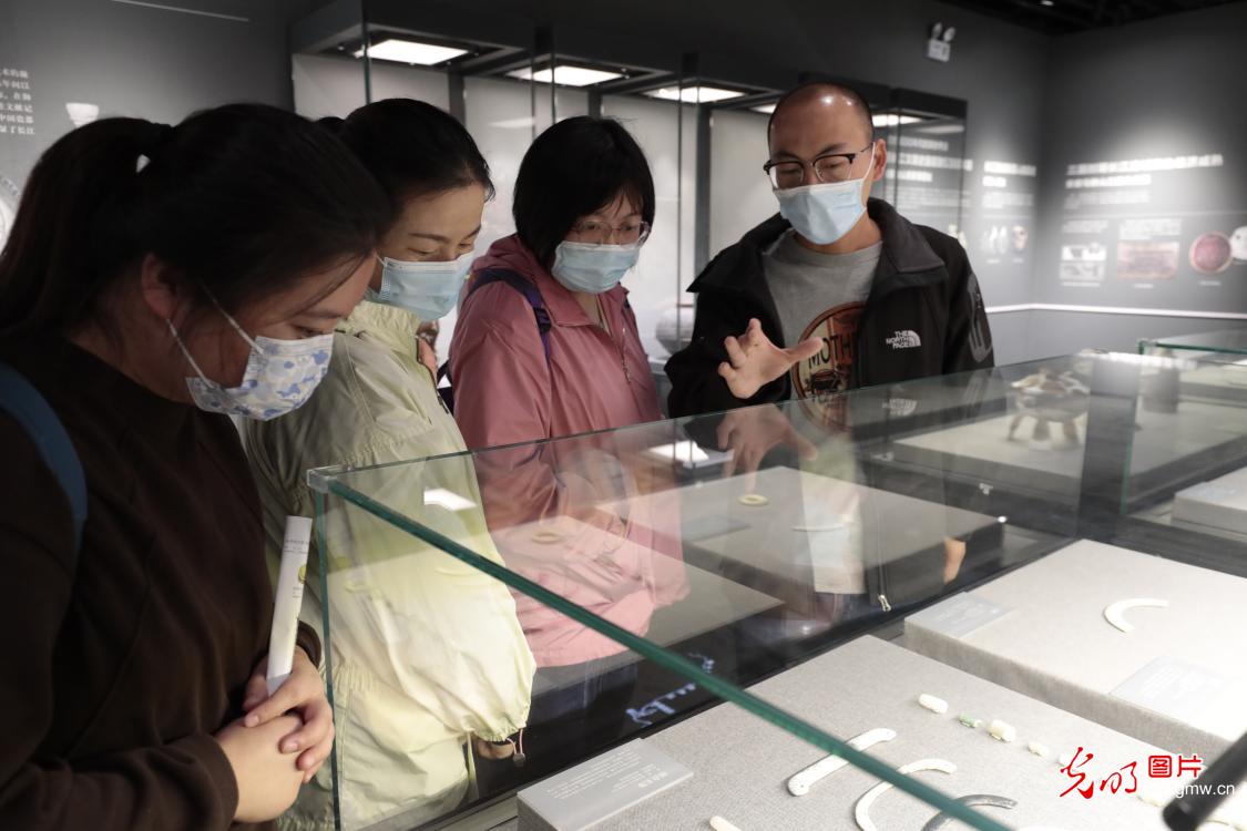 Archaeology Exhibition of Yangtze River Civilization on show at Zhangjiagang Museum