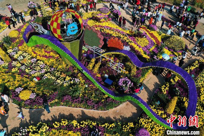 More than one million pots of chrysanthemums opened in Nanchang, attracting a large number of tourists