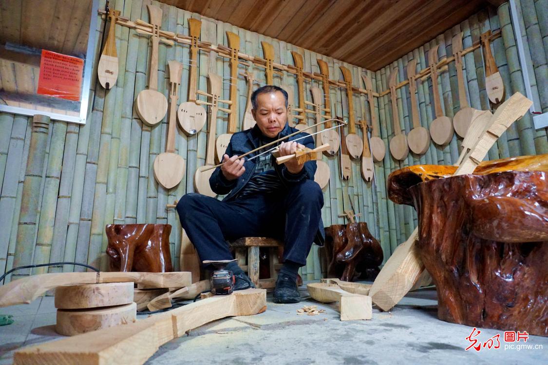 Dong musical instruments popular from home and abroad