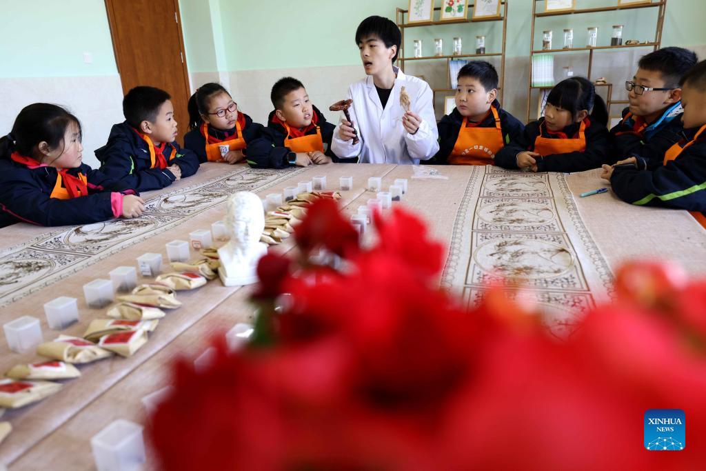Herbal medicine workshop helps students learn about TCM