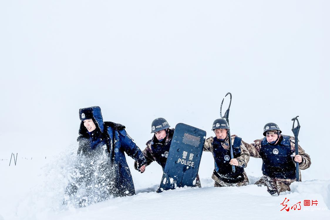 Altay, Xinjiang: police wade through 80cm snow patrol the border