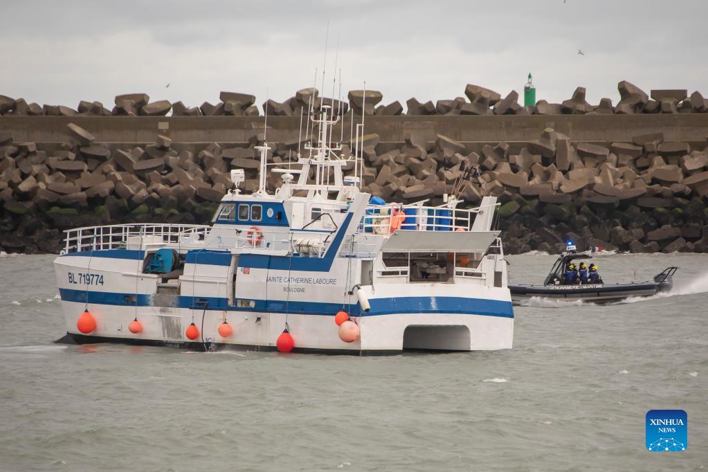 French fishermen block port of Calais